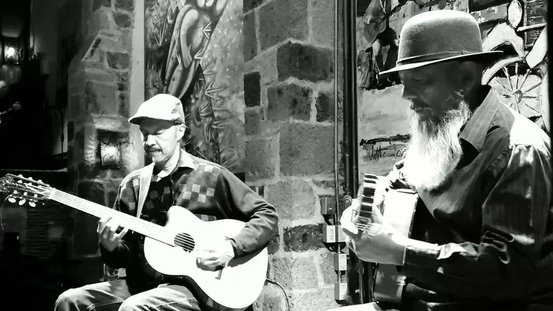 GUITARRAS LATINAS EN MAMA MIA